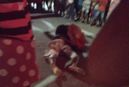 Jovem morre nos braços da esposa após ser baleado em frente à cemitério em São José da Laje