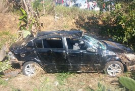 Carro cai de barranco ao desviar de moto e família fica ferida