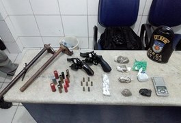 Após denúncia, PM apreende menor com quatro armas de fogo, munições e drogas em Maceió