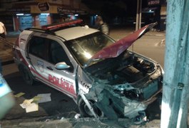 Militares ficam feridos após viatura colidir em poste, em Maceió