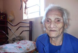 Idosa de 120 anos tem aposentadoria cortada por 'ser velha demais'