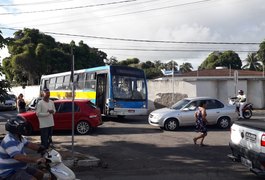 Motorista de van avança sinal vermelho e colide em ônibus, em Arapiraca