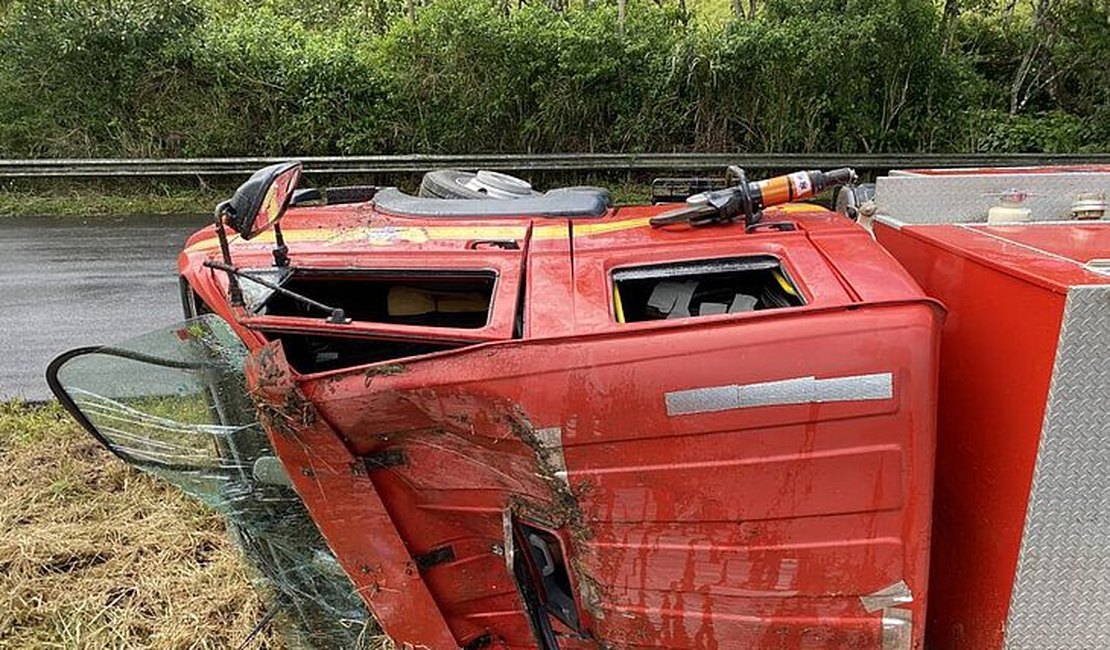 Viatura do Corpo de Bombeiros tomba na BR 101, em Joaquim Gomes
