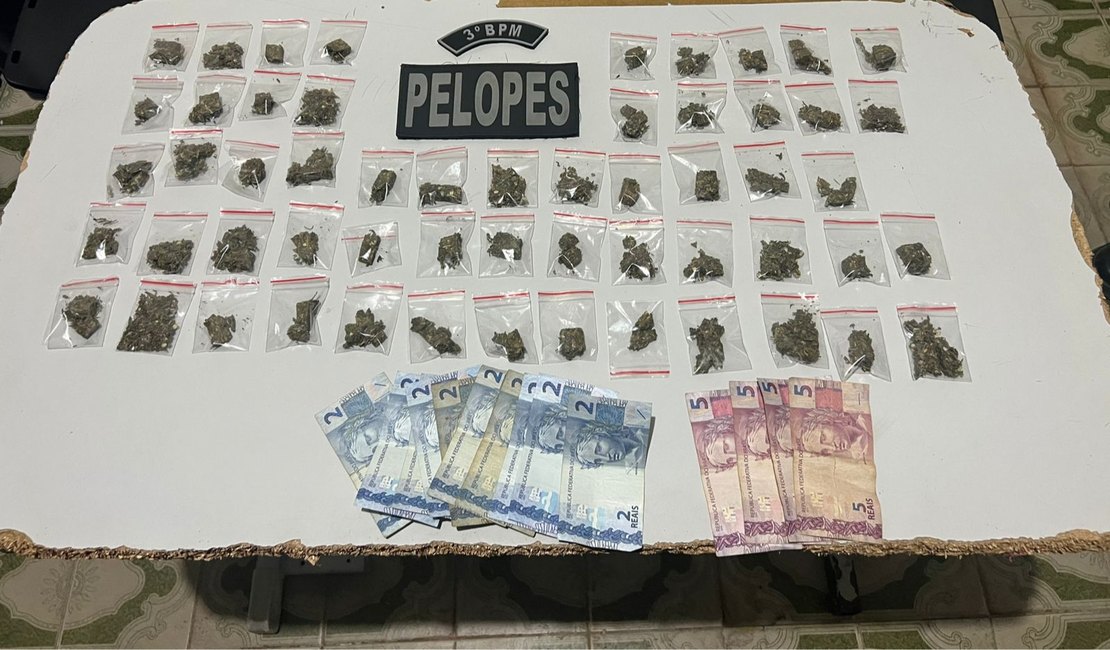 Homem foragido é flagrado com bombinhas de maconha em beco no bairro Caititus