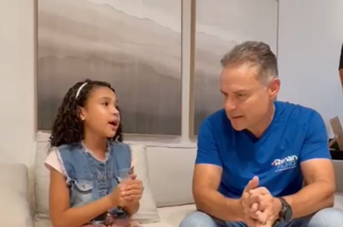 Renan Filho conhece criança que viralizou falando inglês e exalta educação pública