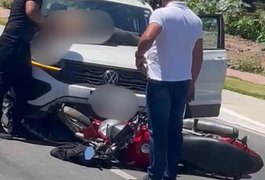 Mulher é arremessada contra capô de carro e fica ferida em colisão na Marginal do Riacho Piauí