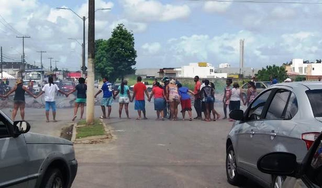 Moradores interditam avenida em protesto contra falta de água e energia em bairro de Maceió