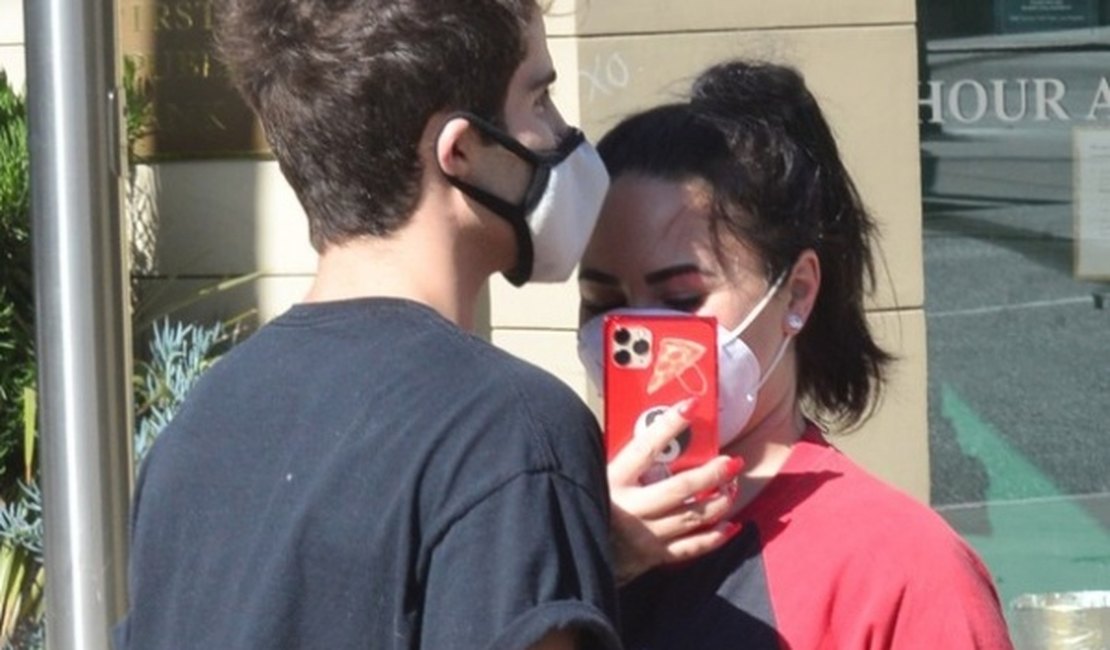 Demi Lovato e Max Ehrich passeiam por Beverly Hills em clima romântico