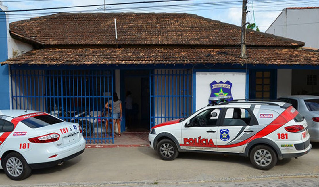 Idoso suspeito de agredir a esposa é amarrado com fios pelos filhos