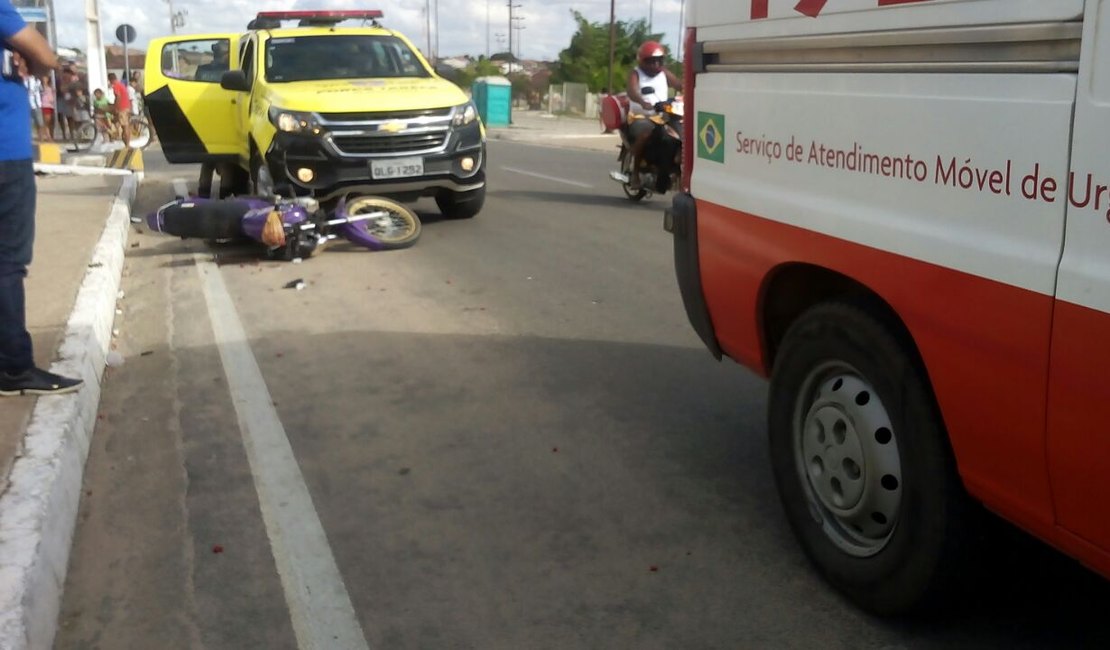 Homens tentam fugir de abordagem e caem da moto após colisão com viatura da Força Tarefa