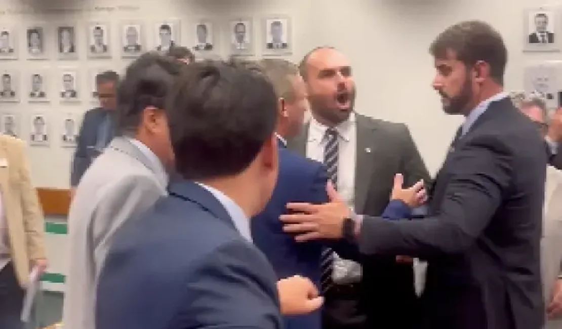 Eduardo Bolsonaro xinga e ameaça bater em deputado petista