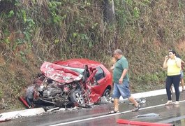 Colisão entre carro e micro-ônibus deixa um homem morto e dois feridos na BR-104, em Branquinha
