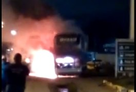 VÍDEO. Ônibus pega fogo na Cidade Universitária e Corpo de Bombeiros é acionado