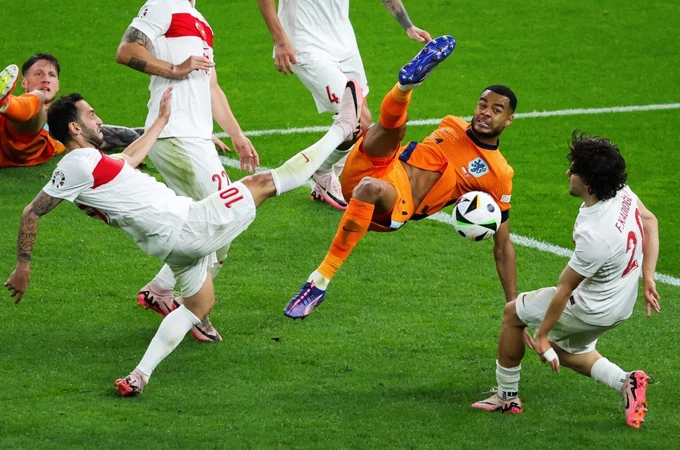 De virada, Holanda vence a Turquia por 2 a 1 e enfrenta a Inglaterra na semifinal da Eurocopa