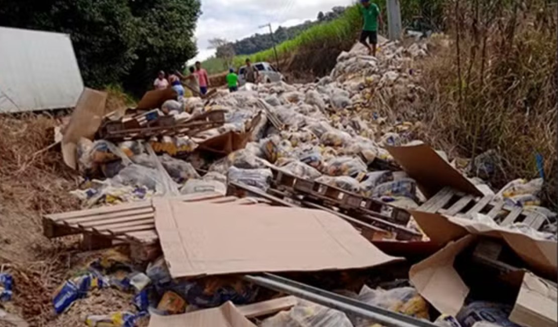 Motorista perde controle de caminhão, tomba e despenca em ribanceira no interior de Alagoas