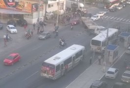 Condutor de carreta perde o controle e colide em ônibus
