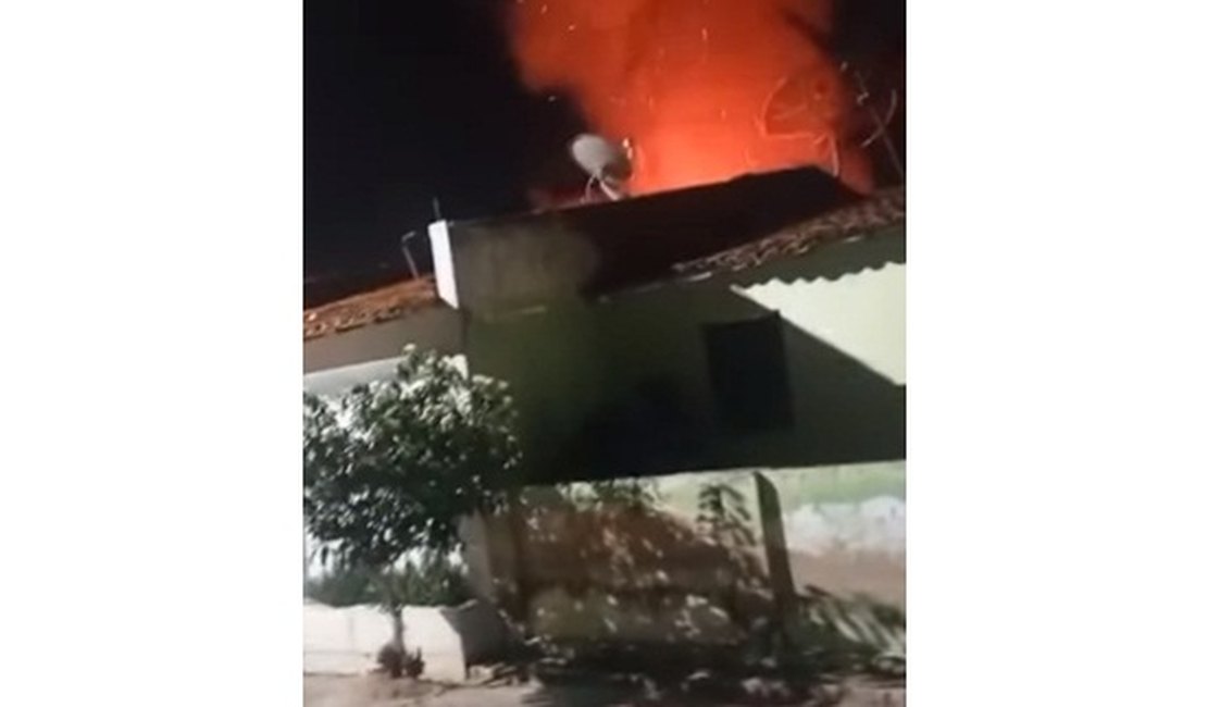 Casa fica destruída em incêndio, em Delmiro Gouveia; assista