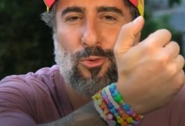 Marcos Mion explica origem de puseiras coloridas que usa em 'A Fazenda'