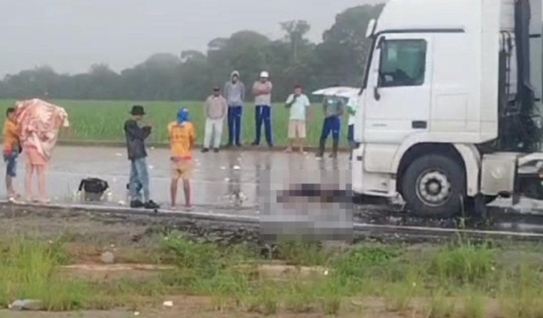 Motociclista bate de frente com carreta e morre na BR-101, em São Miguel dos Campos