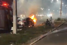 Carro fica em chamas em trecho da AL-220, em Arapiraca