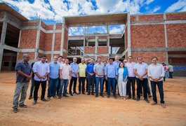 Governador assina retomada da construção do Hospital Regional do Médio Sertão, em Palmeira