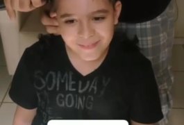 Menino raspa a cabeça em solidariedade ao amigo com câncer; assista