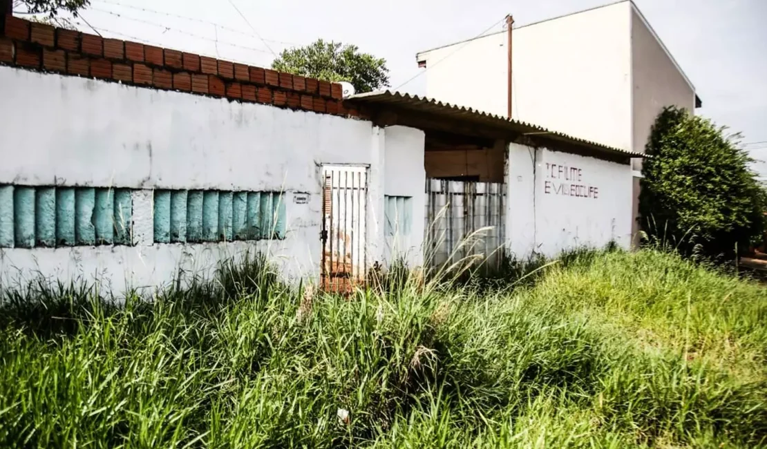 Homem espanca, acorrenta e mantém a própria mãe de 74 anos em cárcere privado e sem comida