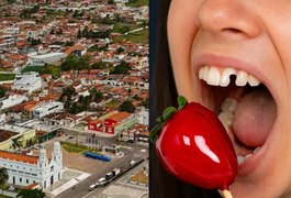 Mulher quebra dente ao morder “morango do amor” e dentistas fazem alerta sobre o risco do doce viral