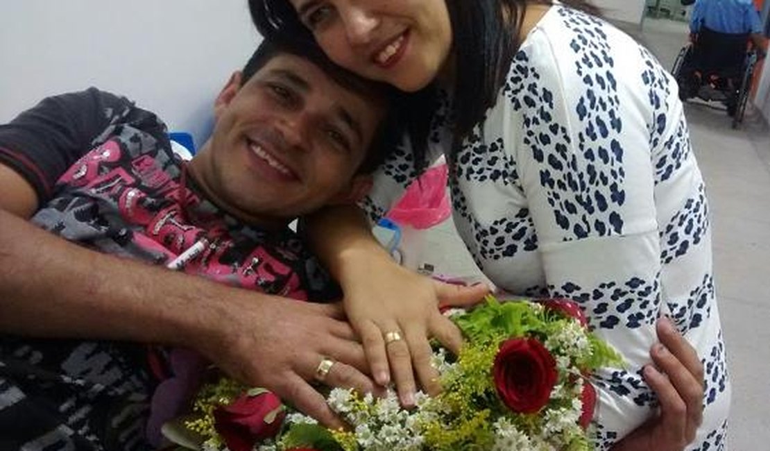 Casal celebra noivado dentro de hospital de Arapiraca