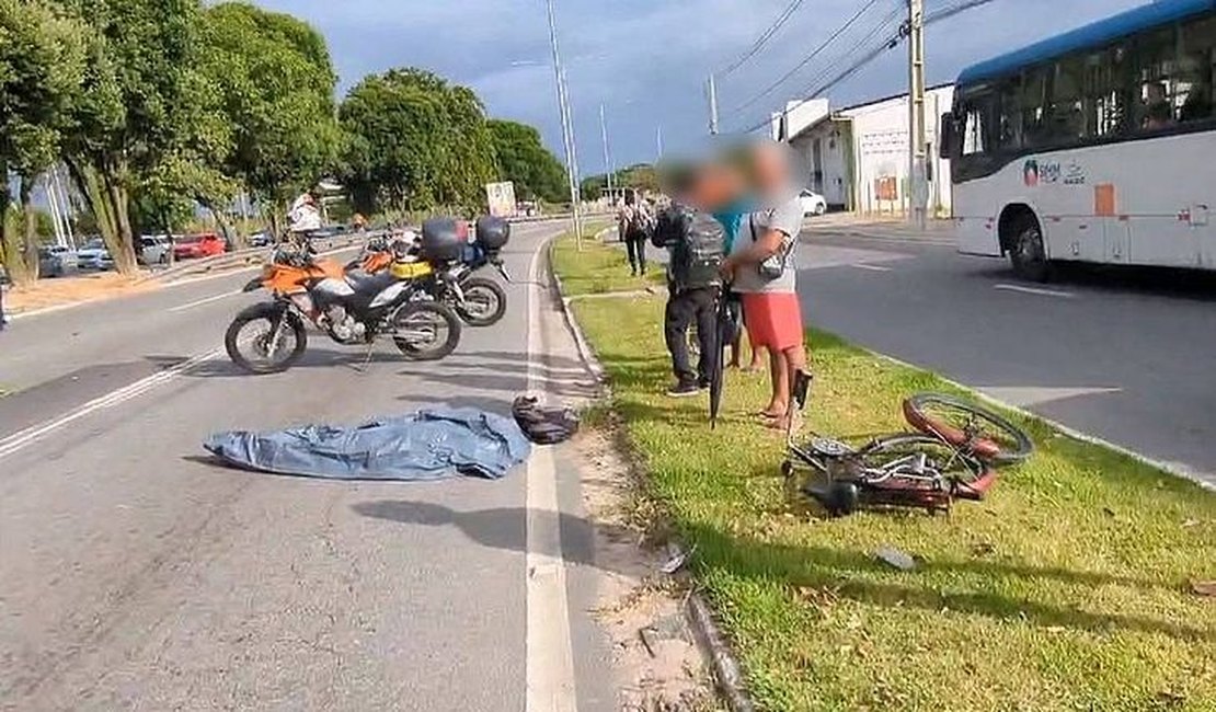 Colisão entre moto e bicicleta deixa um homem morto na Av. Durval de Góes Monteiro, em Maceió