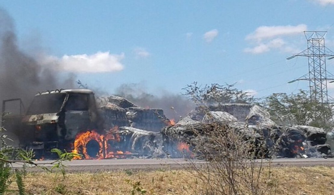 Caminhão de algodão pega fogo em Delmiro Gouveia