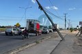Caminhão-guincho atinge poste e provoca congestionamento na AL-110, em Arapiraca