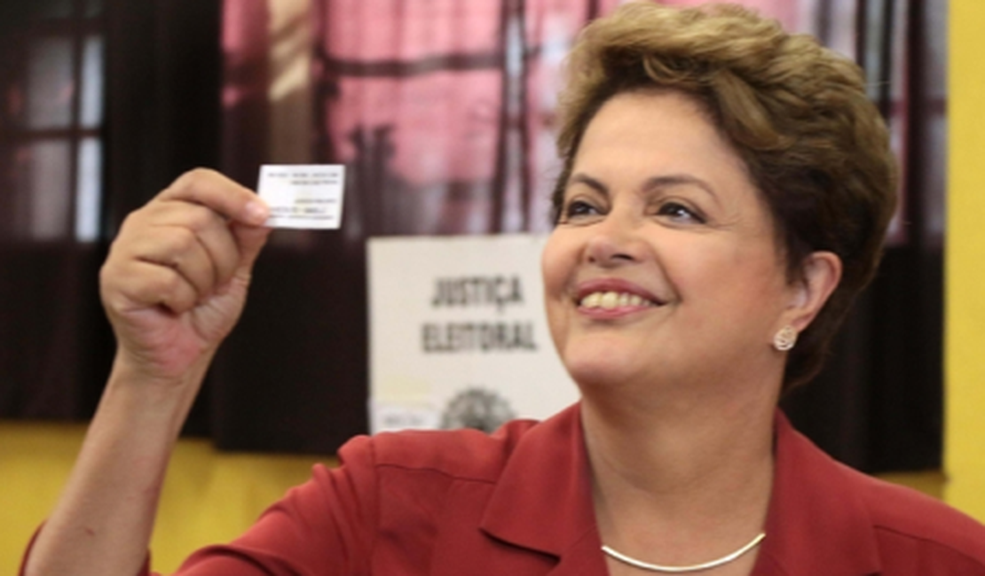 Ao lado de Tarso Genro, Dilma Rousseff vota em Porto Alegre