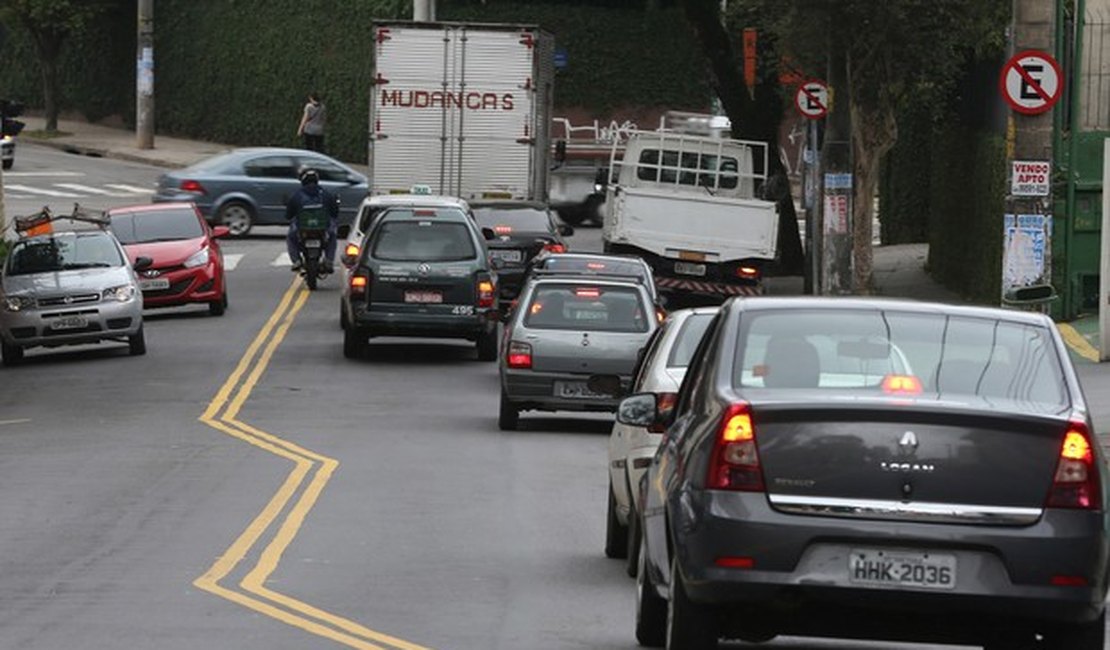 CET pinta faixa amarela em zigue-zague em rua de São Paulo