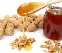 Conheça os benefícios do mel e amêndoas para o tratamento de manchas na pele