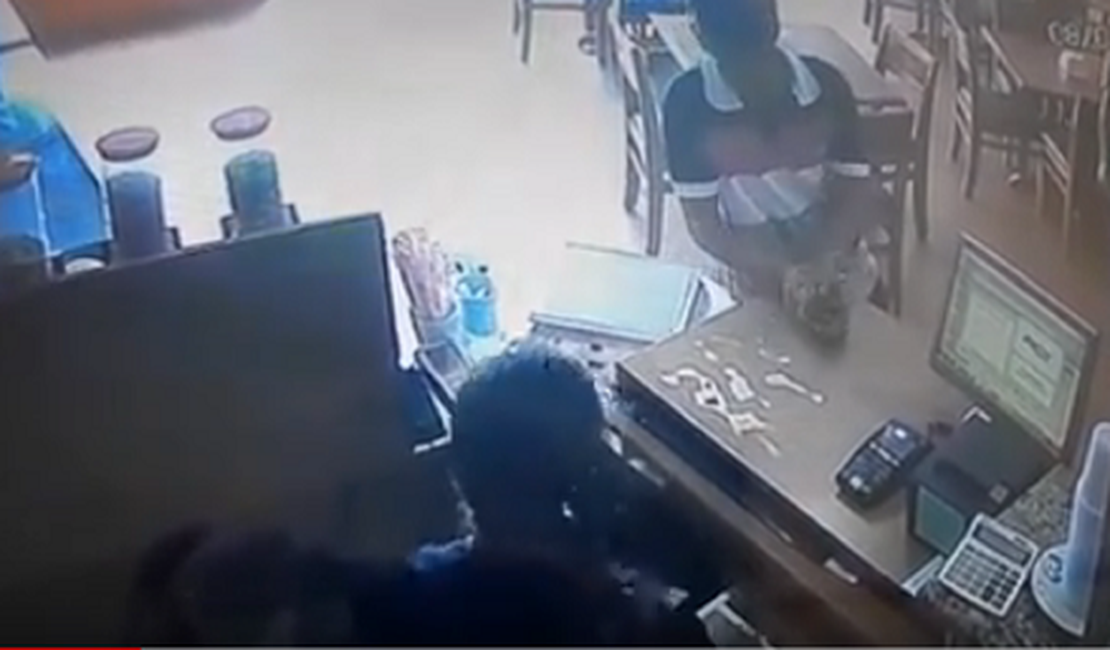Câmeras de segurança registram assalto à doceria no Centro de Arapiraca