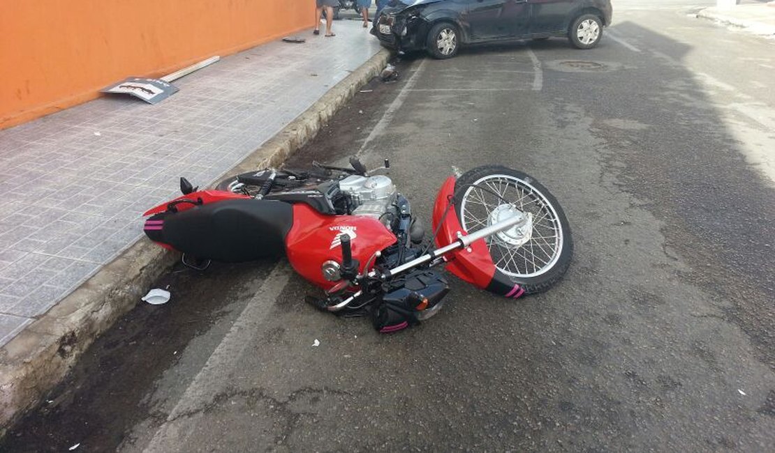 Motociclista desrespeita semáforo, colide com carro e se dá mal no Centro de Arapiraca