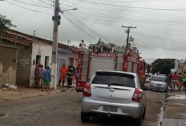 Mulher ateia fogo na própria casa no Alto do Cruzeiro, em Arapiraca