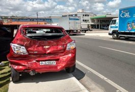 Colisão entre carro e caminhão deixe homem levemente ferido na AL-110, em Arapiraca