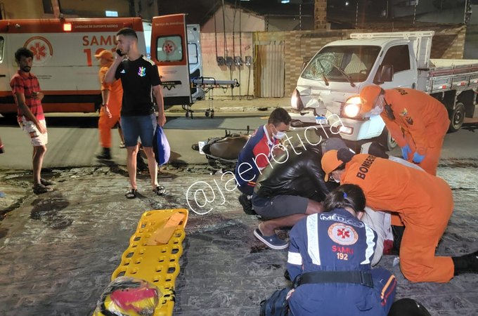 Mulher fica ferida após colidir motocicleta contra pequeno caminhão, em Arapiraca