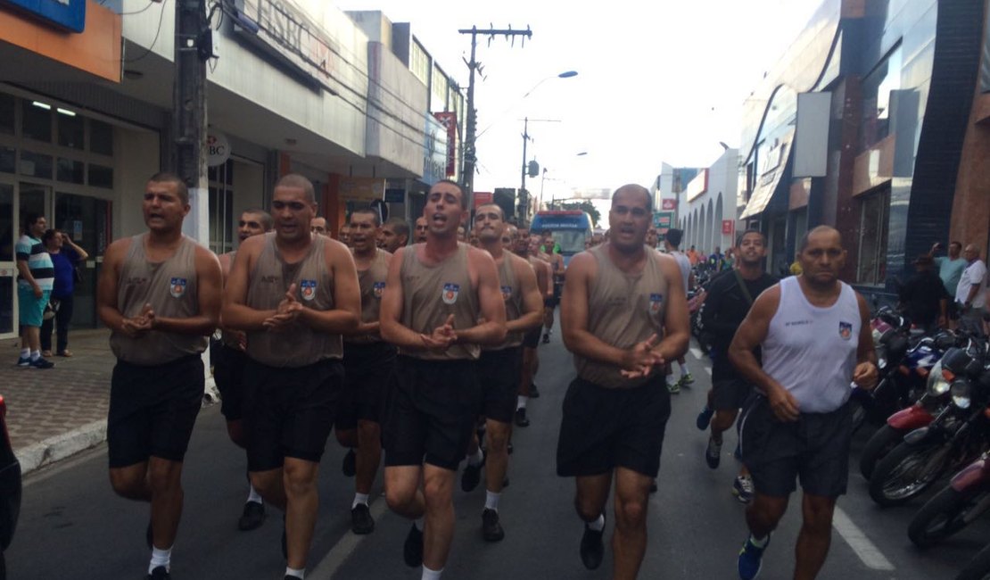 Policiais em formação no 3º Batalhão realizam “corridão” no centro de Arapiraca