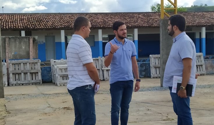 Prefeito de Maribondo visita construção de ginásio e garante que obras não vão parar