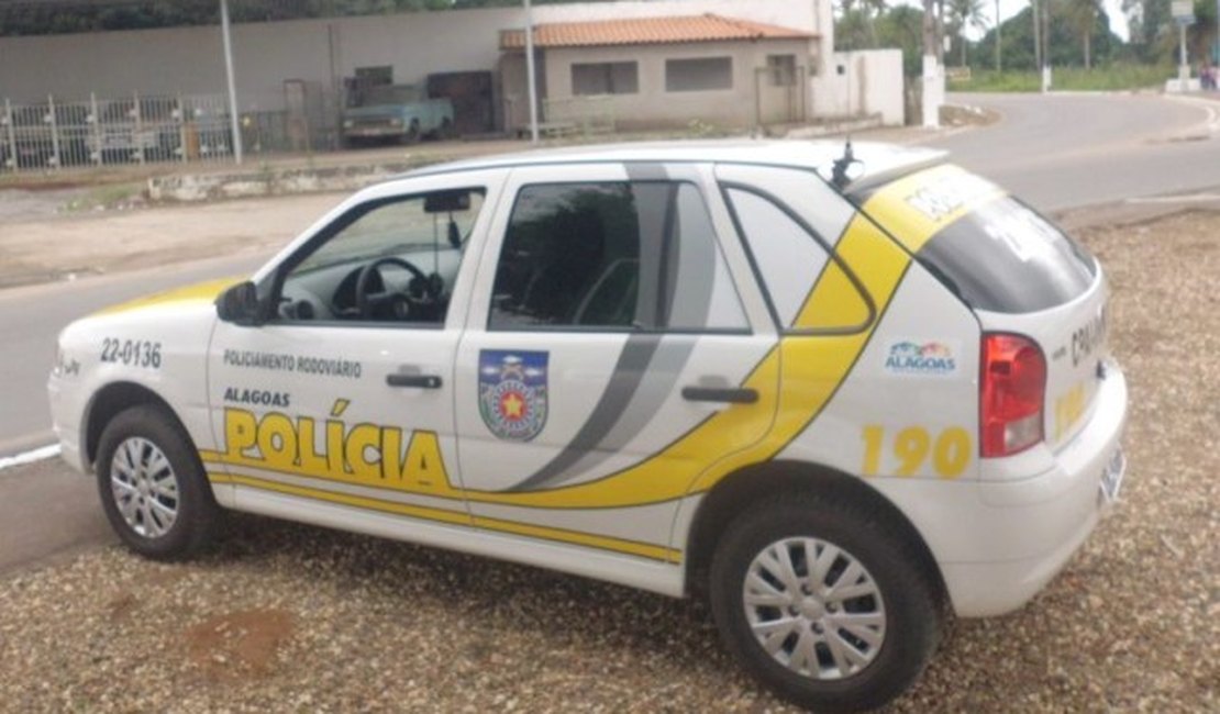 Jovem conduz motocicleta na contramão e é surpreendido pela polícia