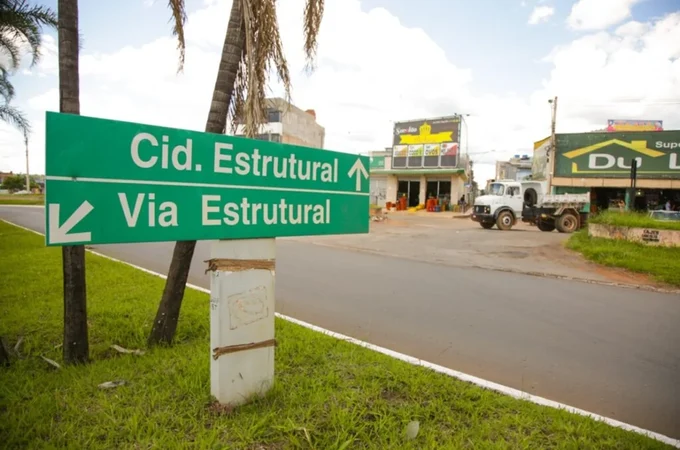 Eleitor embriagado tira a roupa e tenta votar nu em zona eleitoral e acaba detido