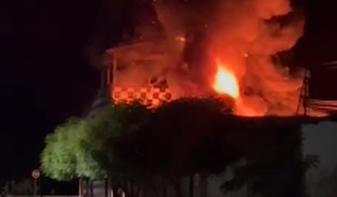 Borracharia é atingida por incêndio de grandes proporções em Penedo