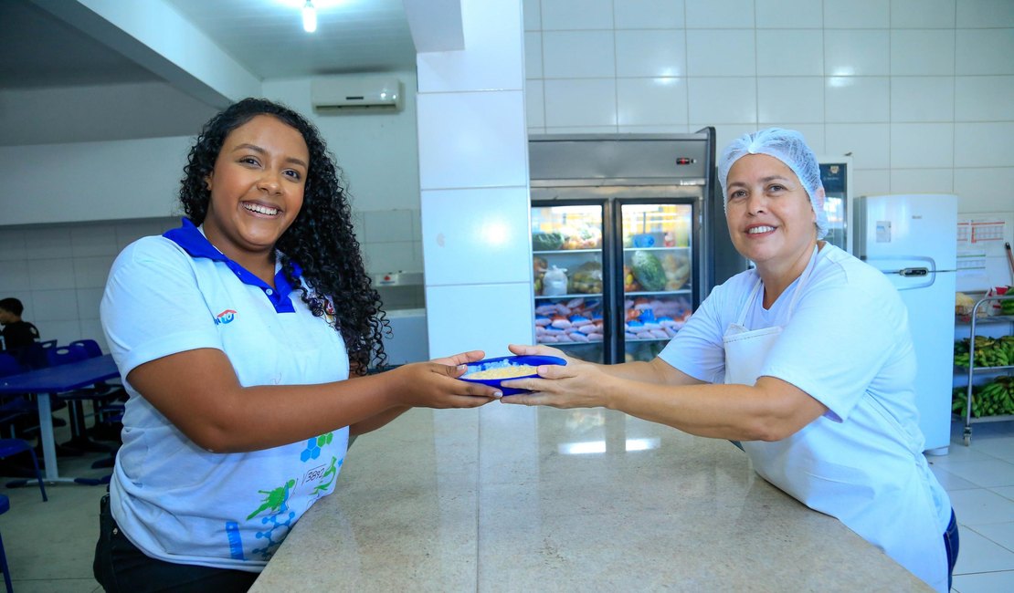 Mãe, amiga e confidente, merendeira cativa alunos de escola estadual