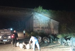 Caminhão com semi-reboque tomba com milhares de botijões de gás em Jequiá da Praia
