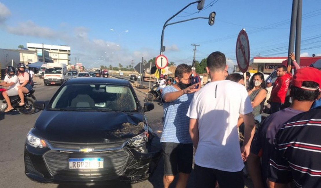 Colisão entre carro e moto deixa dois feridos na AL 220, em Arapiraca