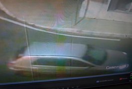 Vídeo: Motorista bate em veículo estacionado e foge na Pajuçara, em Maceió