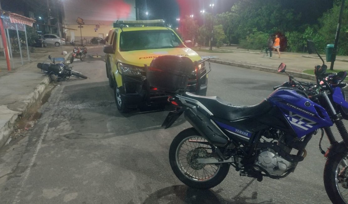 Casal fica ferido em colisão com moto estacionada no Bosque das Arapiracas